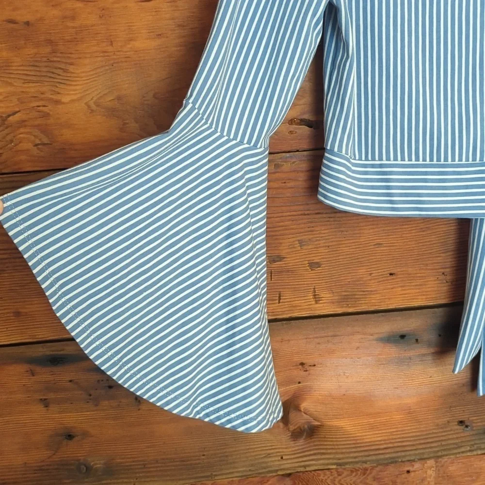 Polly & Esther | Striped Long Bell Sleeve V-neck Crop Top with Back Tie Size XL - Picture 5 of 8